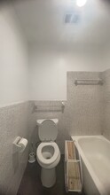 5025 Wayneland Dr, Unit D11 in Jackson, MS - Foto de edificio - Building Photo