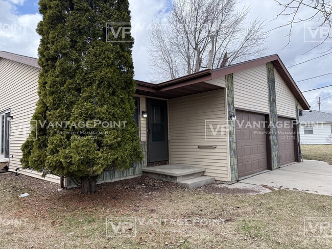 2719 N Locust St in Appleton, WI - Building Photo - Building Photo