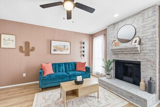 2160 E Arkansas Ln in Arlington, TX - Foto de edificio - Building Photo