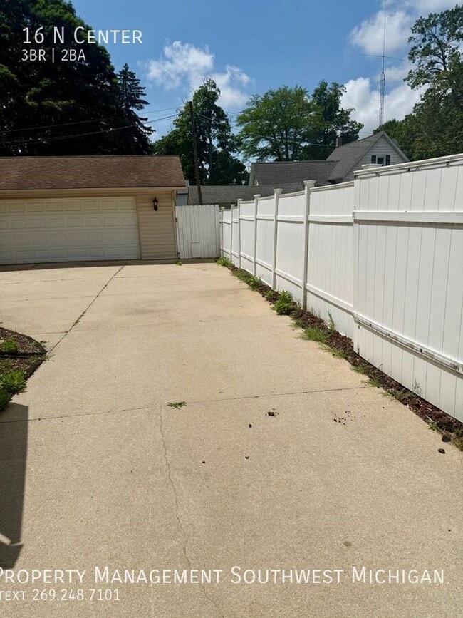 16 N Center St in Bangor, MI - Building Photo - Building Photo