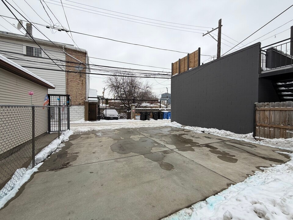 2450 W Diversey Ave in Chicago, IL - Building Photo