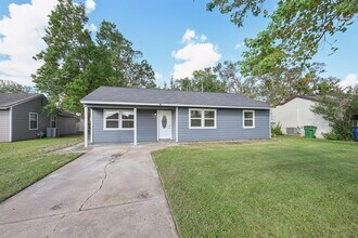1109 San Felipe St in Angleton, TX - Building Photo - Building Photo