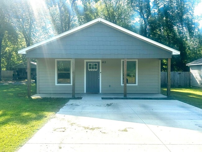 property at 612 S 6th St