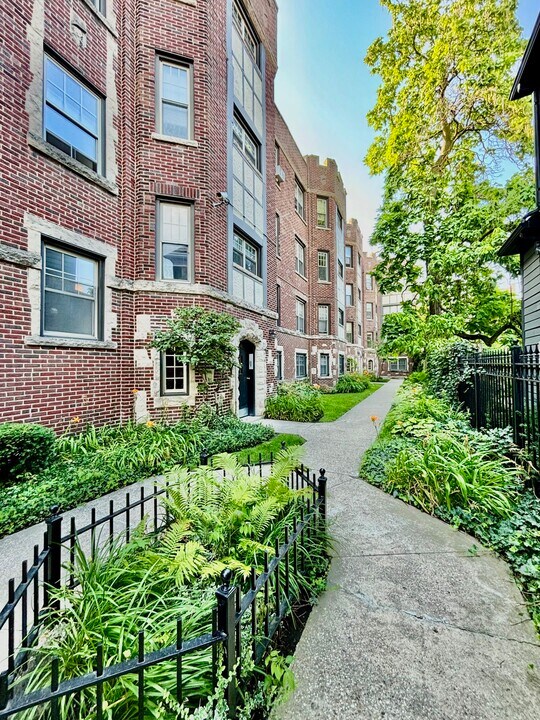 1628 W Lunt Ave, Unit 2A in Chicago, IL - Building Photo