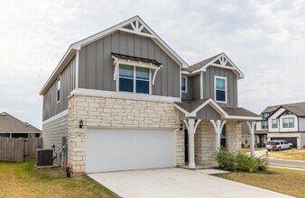 817 Beacon Hts in Seguin, TX - Building Photo - Building Photo