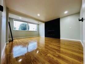 1056 Olympia Ave NE in Renton, WA - Building Photo