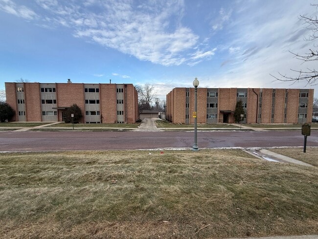 100 W 17th St in Sioux Falls, SD - Building Photo - Building Photo