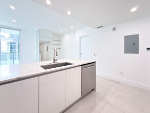 1300 Brickell Bay Dr in Miami, FL - Foto de edificio - Building Photo