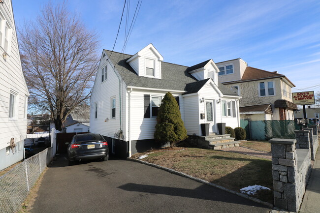 1584 Madison Ave in Bridgeport, CT - Building Photo - Building Photo