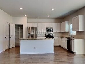 486 Spanish Wells Rd in Hilton Head Island, SC - Building Photo - Building Photo