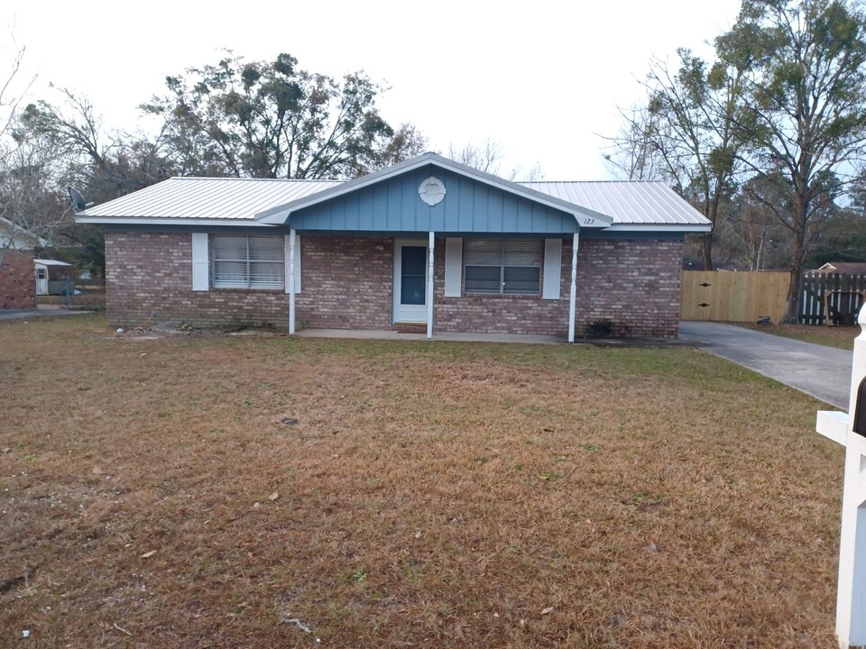 123 Deerwood Ct in Hinesville, GA - Building Photo