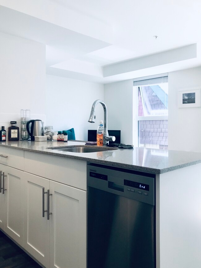 1534 Henshaw Ln in Vancouver, BC - Building Photo - Building Photo