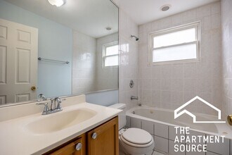 1643 W Sherwin Ave, Unit 2 in Chicago, IL - Building Photo - Building Photo