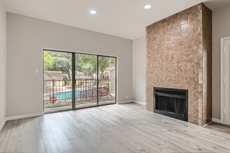 8642 Fredericksburg Rd, Unit 703 in San Antonio, TX - Building Photo - Building Photo