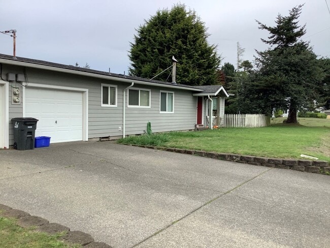 2130 Lewis St in North Bend, OR - Building Photo - Building Photo