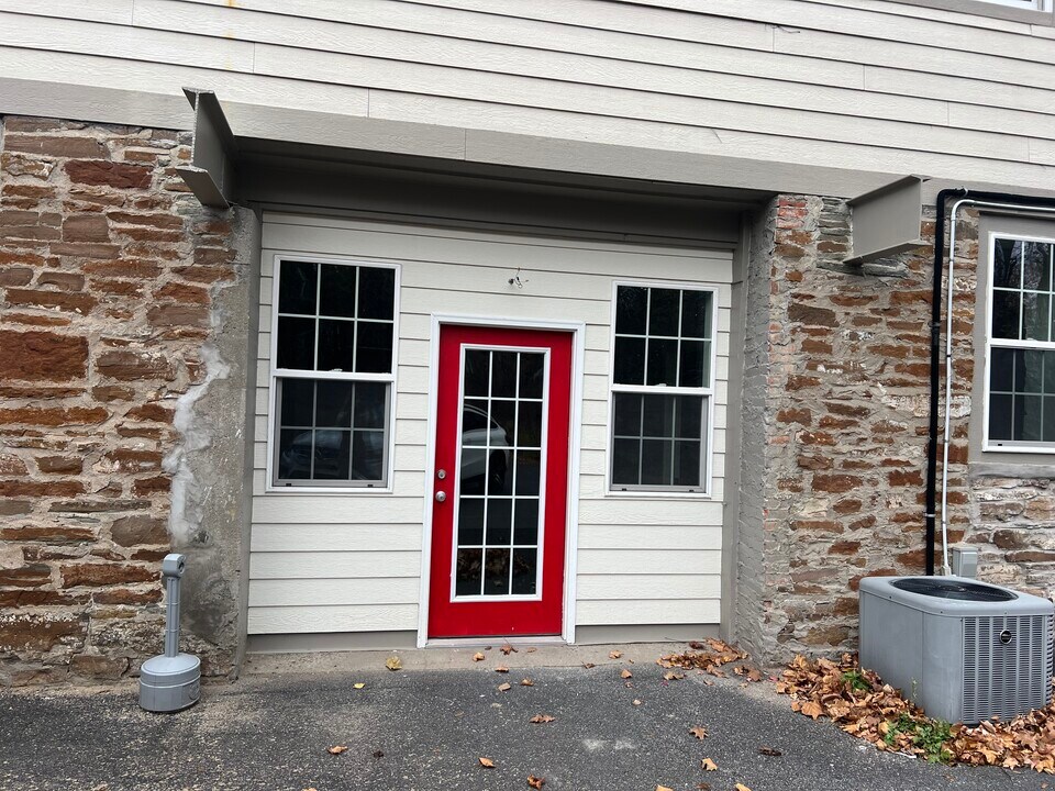 12 E Park Row in Clinton, NY - Building Photo
