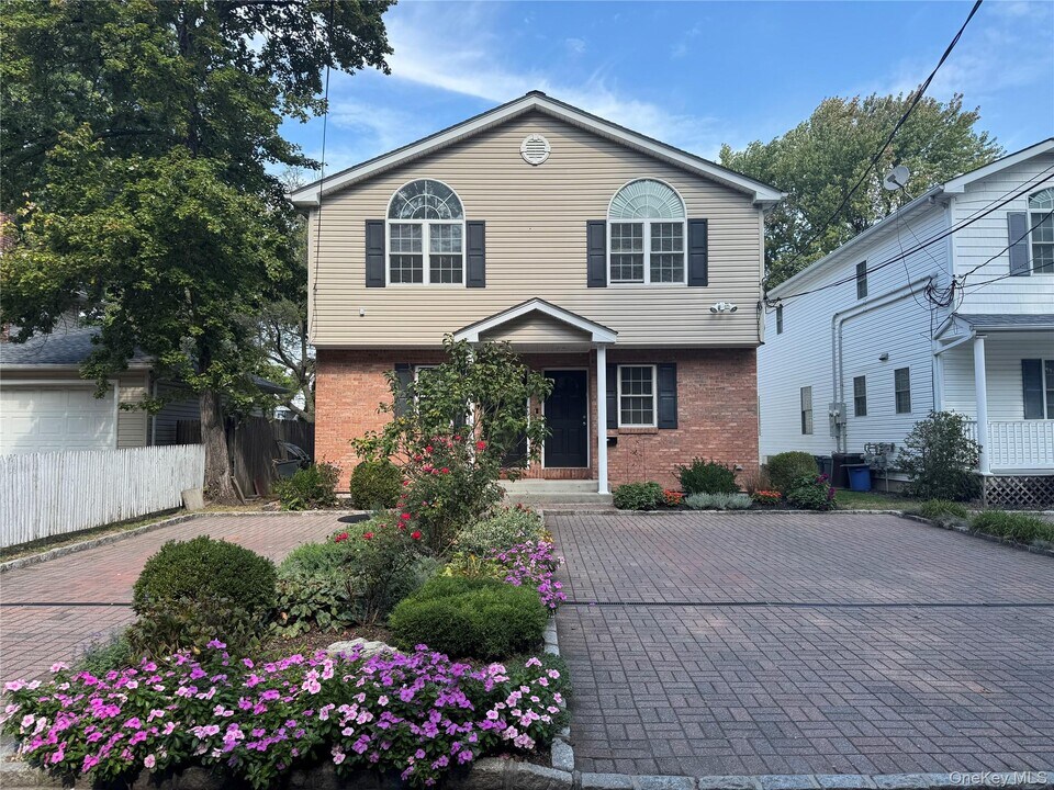 33 Yennicock Ave in Port Washington, NY - Building Photo