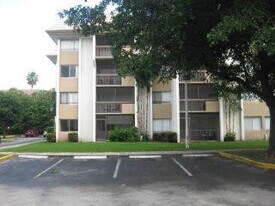 711 N Pine Island Rd in Plantation, FL - Building Photo