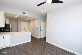 475 N 9th St-Unit -202 in Phoenix, AZ - Foto de edificio - Building Photo