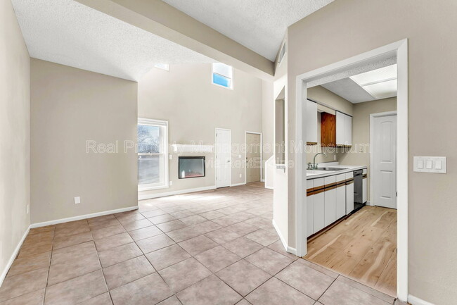 930 E Primrose St, Unit Apartment A2 in Springfield, MO - Foto de edificio - Building Photo