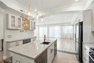 201 N Reese Pl, Unit 101 in Burbank, CA - Building Photo - Building Photo