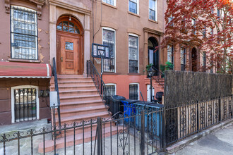 302 Macon St in Brooklyn, NY - Building Photo - Building Photo