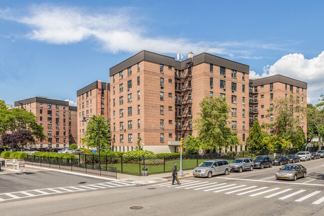 Wavecrest Gardens in Far Rockaway, NY - Foto de edificio - Building Photo