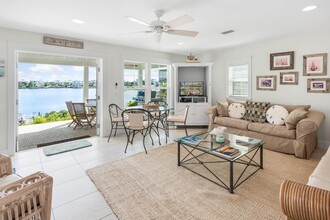 301 S Gulf Dr in Santa Rosa Beach, FL - Foto de edificio - Building Photo