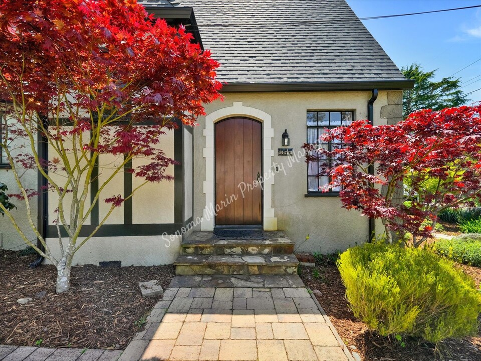 81 Elm Ave in Mill Valley, CA - Foto de edificio