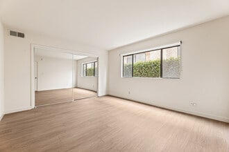 12011 Rochester Ave, Unit Unit 2 in Los Angeles, CA - Foto de edificio - Building Photo