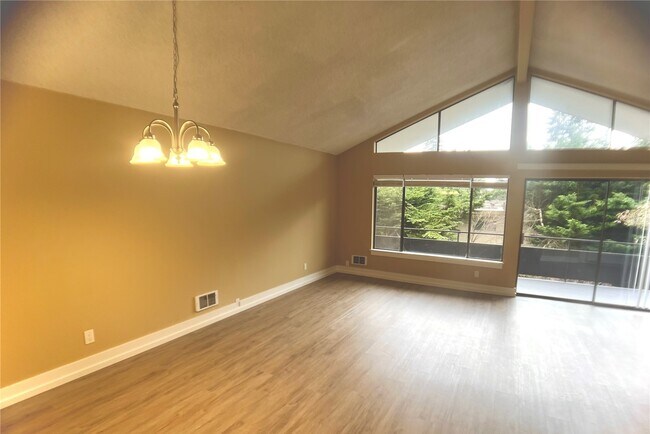 7924 212th St SW, Unit 302 in Edmonds, WA - Foto de edificio - Building Photo