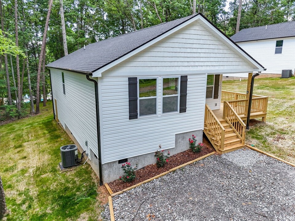 10 Fairbluff Ln in Candler, NC - Building Photo