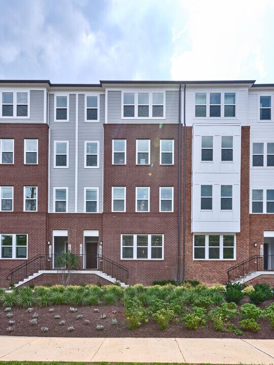 16076 Frederick Rd in Rockville, MD - Building Photo