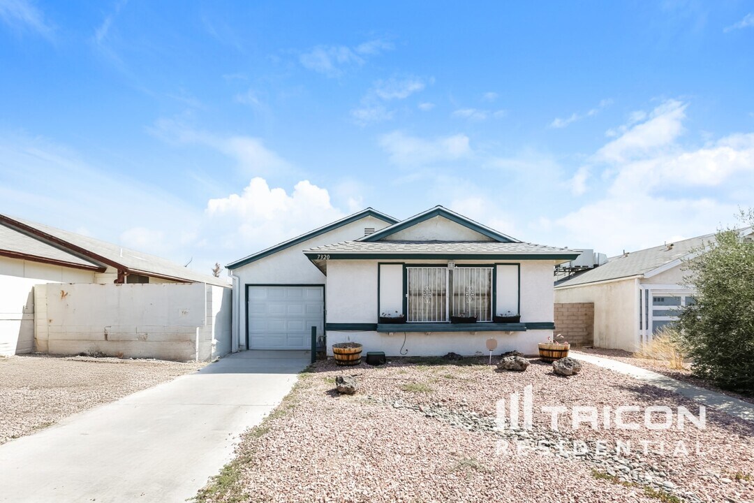 7320 Topeka Dr in Las Vegas, NV - Building Photo
