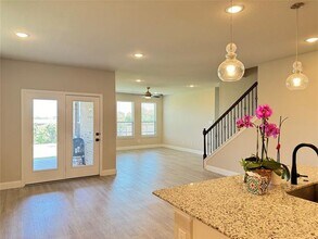 7308 Roaring Springs Rd in Arlington, TX - Foto de edificio - Building Photo