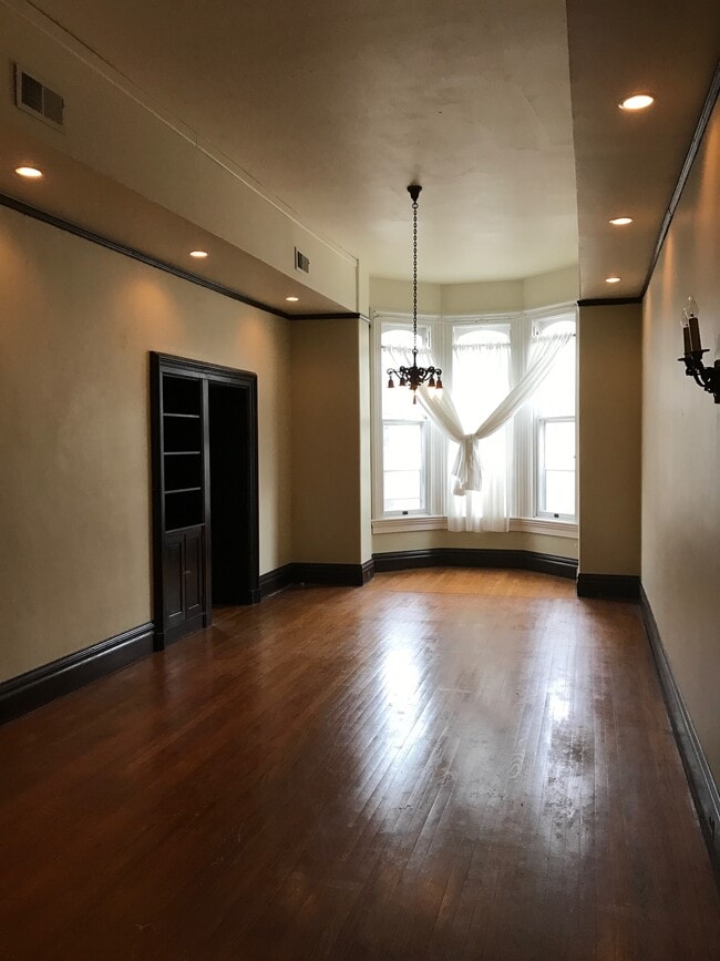 1182 Locust St in Dubuque, IA - Building Photo - Building Photo