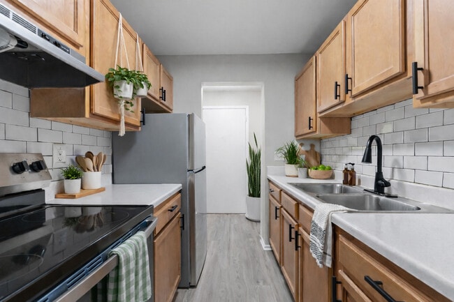 The Reserve at Warren in Warren, MI - Building Photo - Building Photo