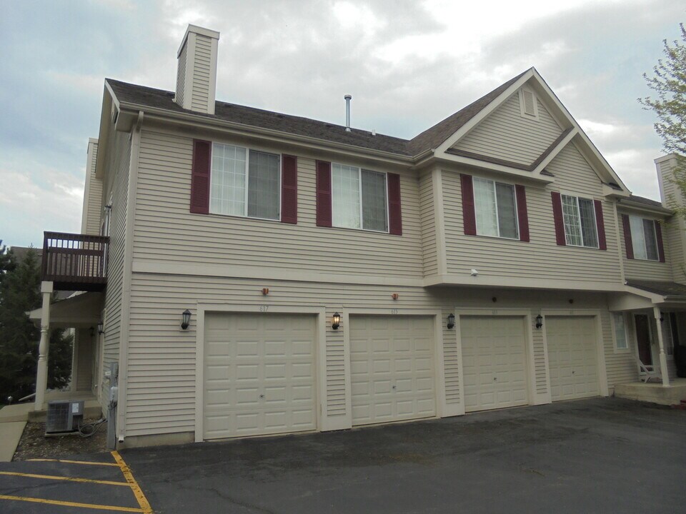 615 Windsor Dr in Fox Lake, IL - Building Photo
