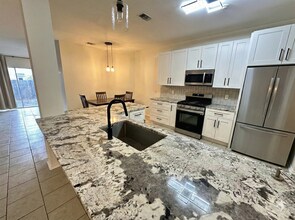 13215 Regency Frst in San Antonio, TX - Foto de edificio - Building Photo