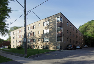 Hallmar Manor in Toronto, ON - Building Photo - Building Photo