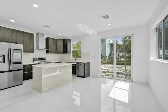 property at 1213 W Las Olas Blvd