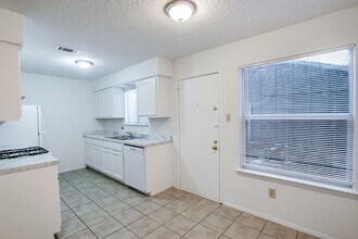 10310 Little Pebble Dr in Austin, TX - Building Photo - Building Photo