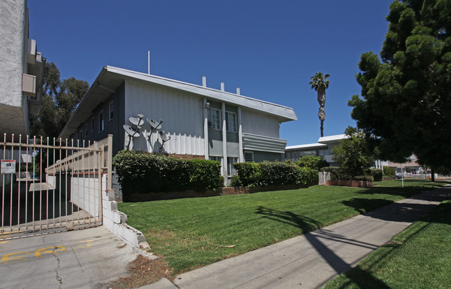 15907 Victory Blvd in Van Nuys, CA - Building Photo - Building Photo