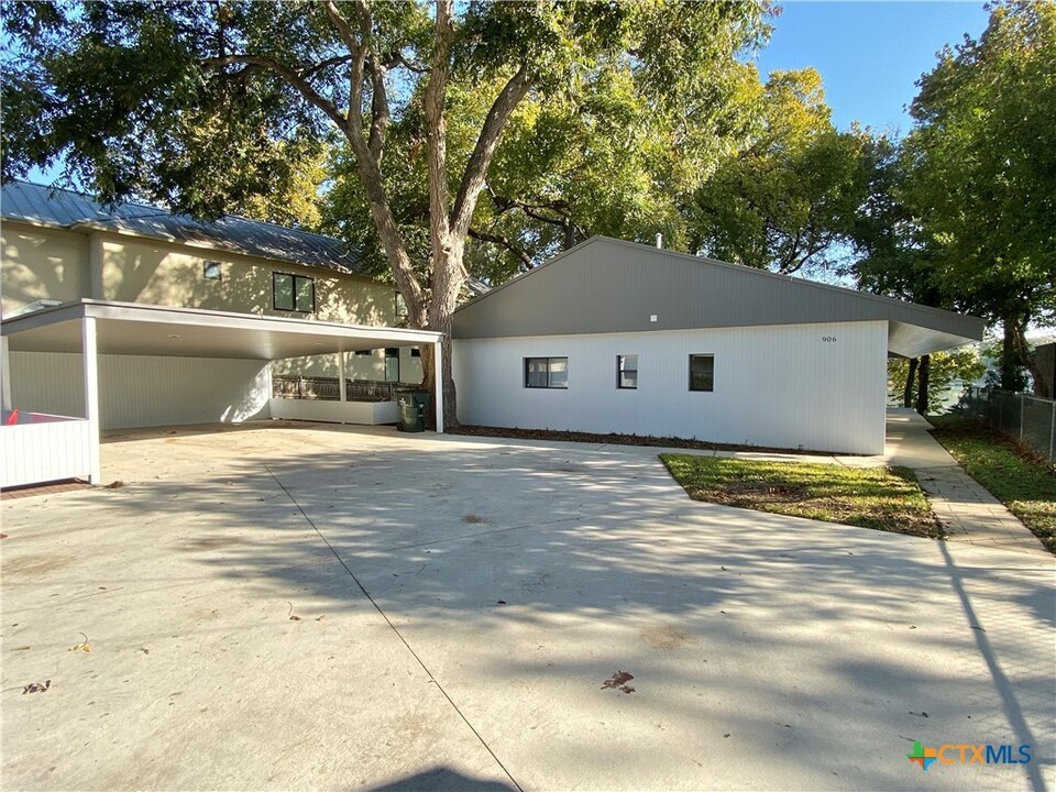 906 Lakeview Trail in McQueeney, TX - Building Photo