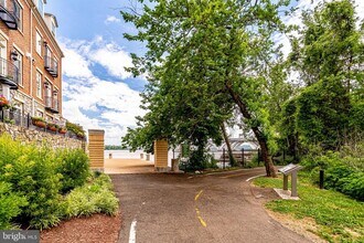 17 Alexander St in Alexandria, VA - Building Photo - Building Photo