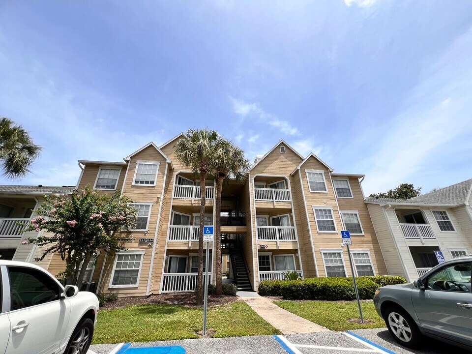 1083 S Hiawassee Rd in Orlando, FL - Building Photo