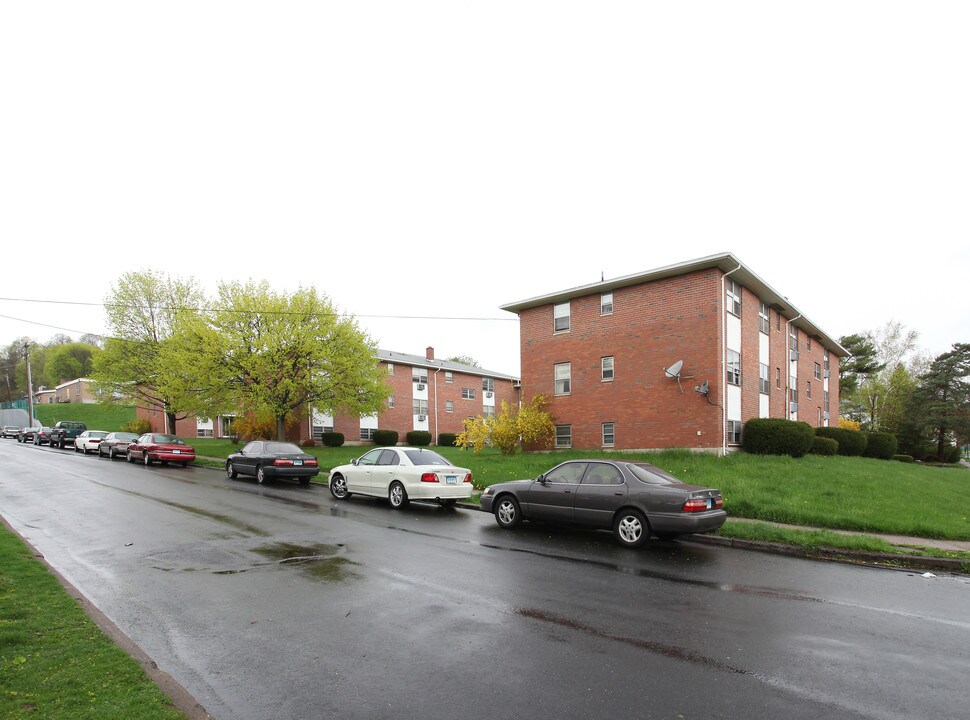 Willow Brook Apartments in New Britain, CT - Foto de edificio