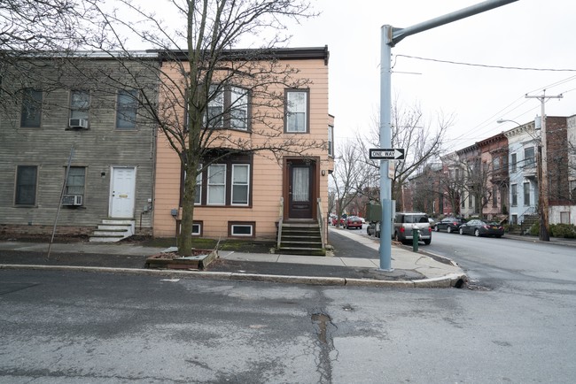 238 Elm St in Albany, NY - Foto de edificio - Building Photo