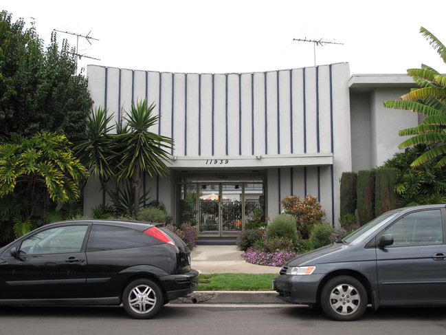 Markwell Gentry Apartments in Valley Village, CA - Building Photo - Building Photo