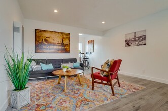 Market Street Apartments in Long Beach, CA - Building Photo - Interior Photo